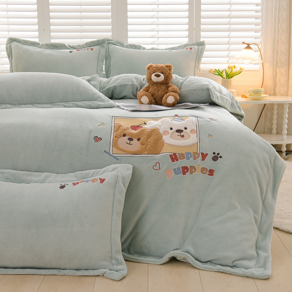 91家纺网 家纺一手货源 找家纺 金昱纺 2025新款230克柔软高克重牛奶绒贴布绣四件套 可爱联盟-浅蓝绿