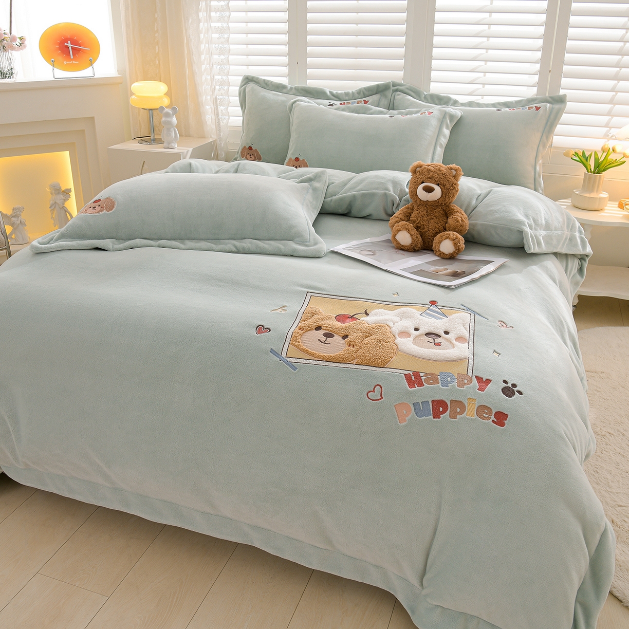 91家纺网 家纺一手货源 找家纺 金昱纺 2025新款230克柔软高克重牛奶绒贴布绣四件套 可爱联盟-浅蓝绿