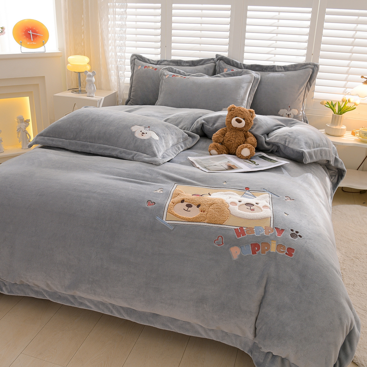 91家纺网 家纺一手货源 找家纺 金昱纺 2025新款230克柔软高克重牛奶绒贴布绣四件套 可爱联盟-冷灰