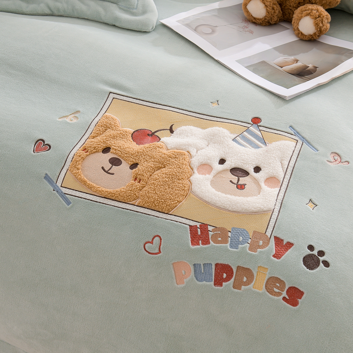 91家纺网 家纺一手货源 找家纺 金昱纺 2025新款230克柔软高克重牛奶绒贴布绣四件套 可爱联盟-浅蓝绿