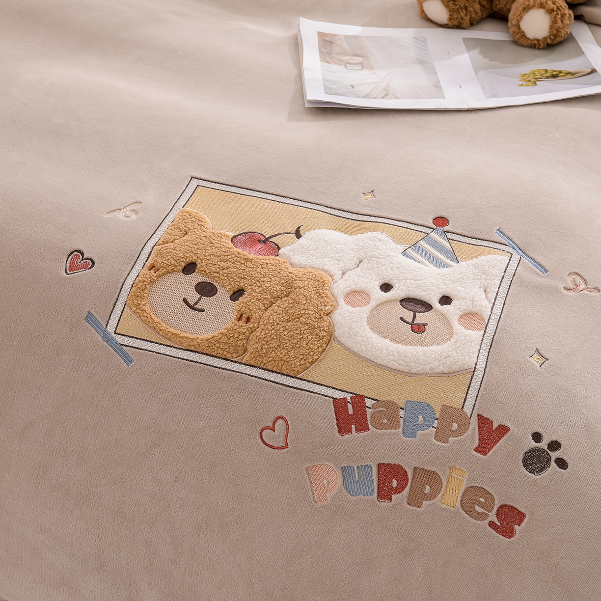 91家纺网 家纺一手货源 找家纺 金昱纺 2025新款230克柔软高克重牛奶绒贴布绣四件套 可爱联盟-卡其