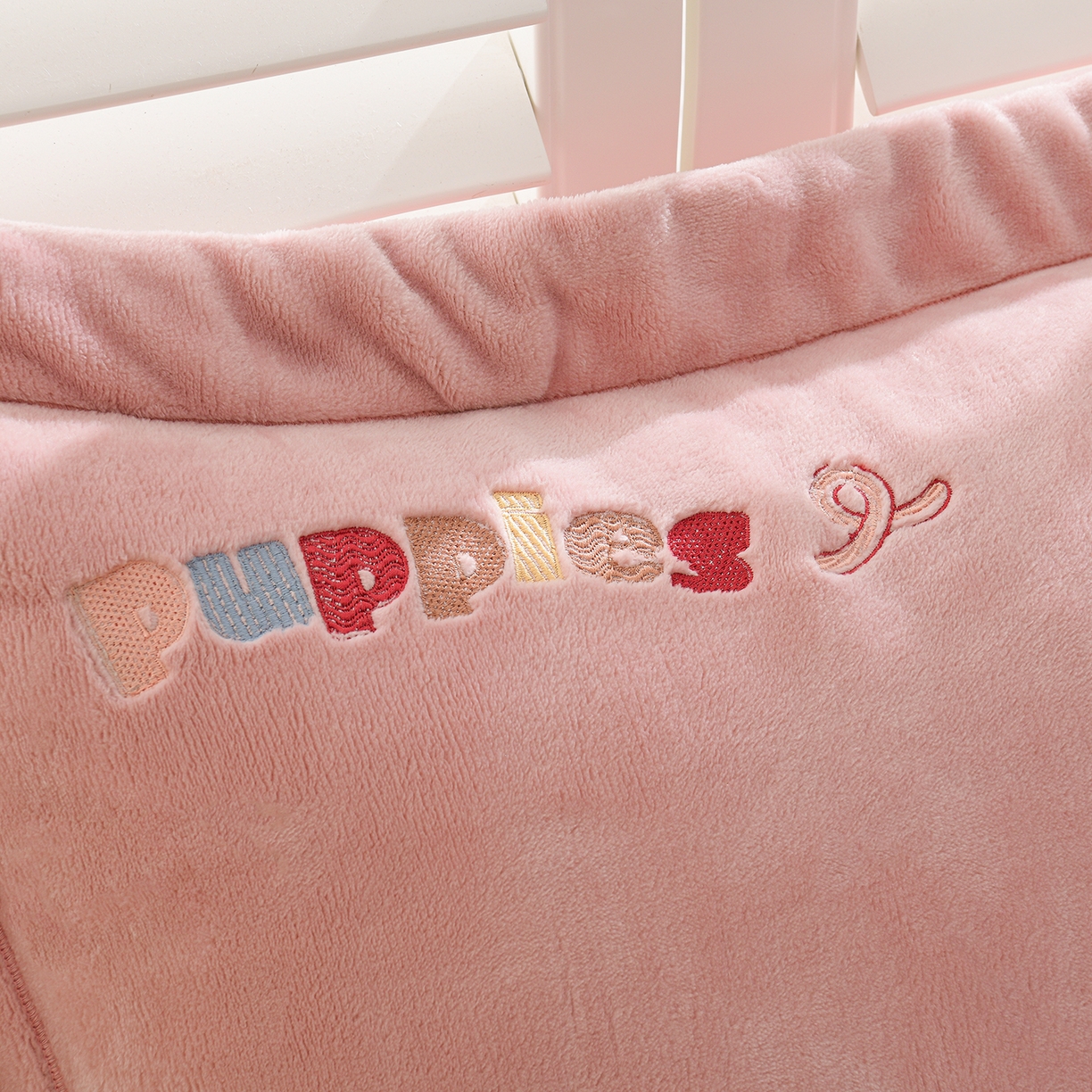 91家纺网 家纺一手货源 找家纺 金昱纺 2025新款230克柔软高克重牛奶绒贴布绣四件套 可爱联盟-浅灰粉