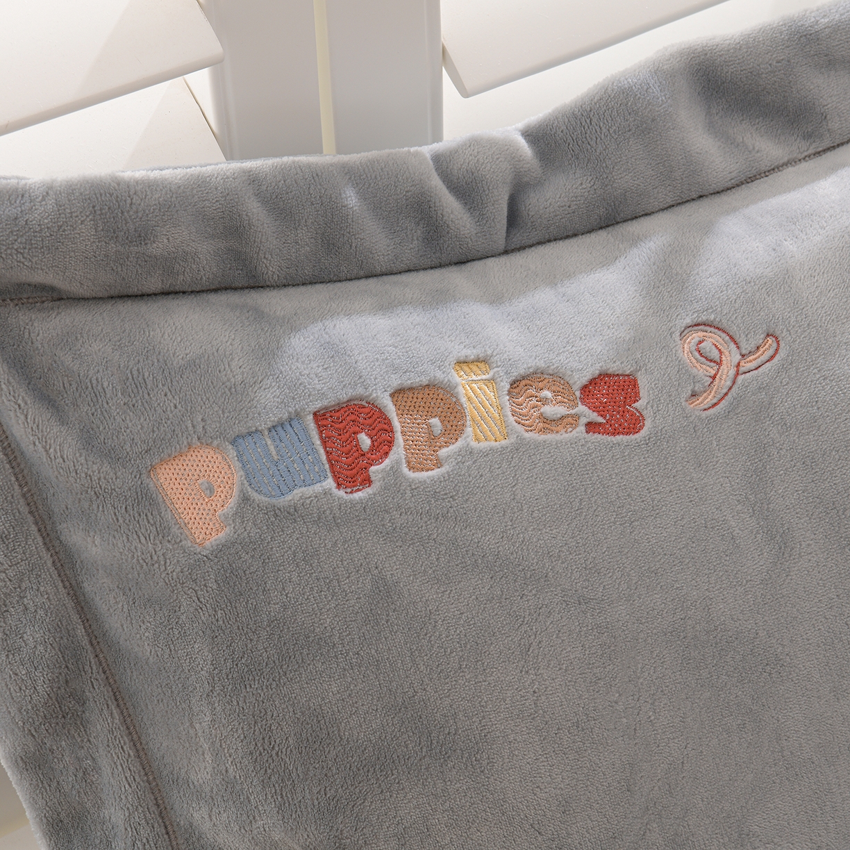 91家纺网 家纺一手货源 找家纺 金昱纺 2025新款230克柔软高克重牛奶绒贴布绣四件套 可爱联盟-冷灰