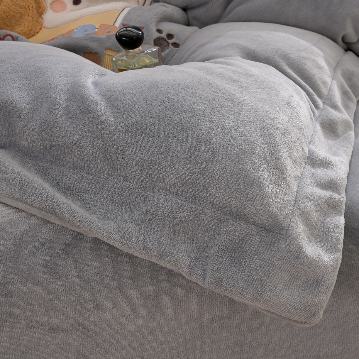 91家纺网 家纺一手货源 找家纺 金昱纺 2025新款230克柔软高克重牛奶绒贴布绣四件套 可爱联盟-冷灰