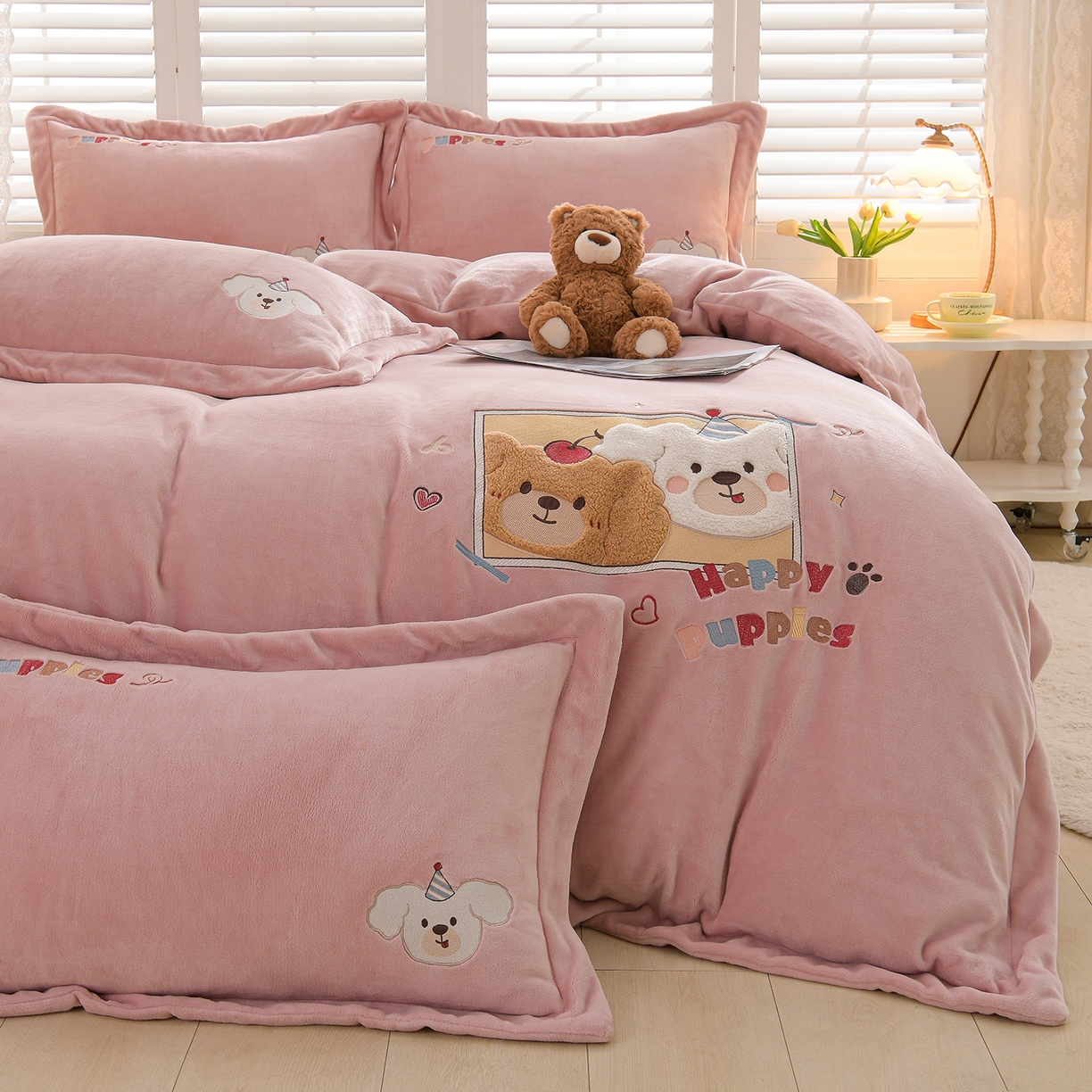 91家纺网 家纺一手货源 找家纺 金昱纺 2025新款230克柔软高克重牛奶绒贴布绣四件套 可爱联盟-浅灰粉