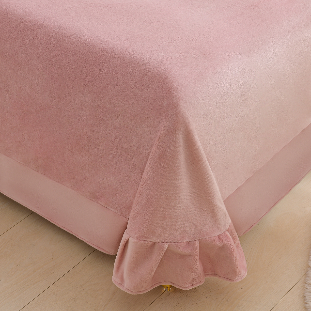 91家纺网 家纺一手货源 找家纺 金昱纺 2025新款230克柔软高克重牛奶绒贴布绣四件套 可爱联盟-浅灰粉