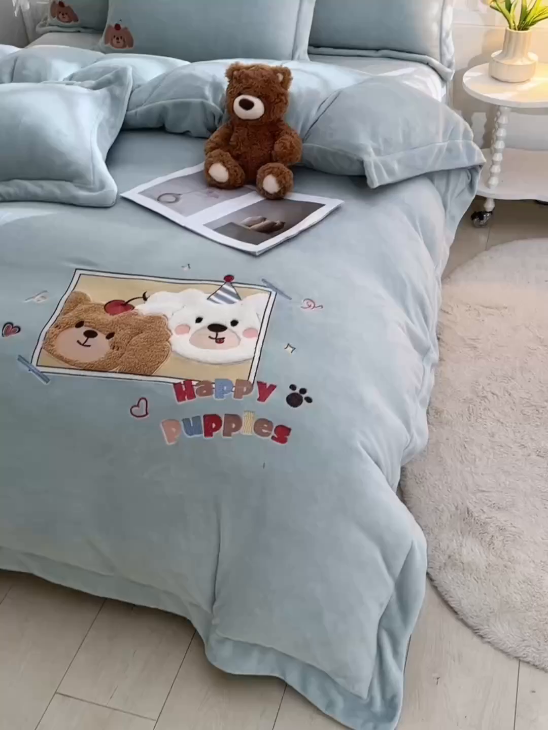 91家纺网 家纺一手货源 找家纺 金昱纺 2025新款230克柔软高克重牛奶绒贴布绣四件套 可爱联盟-浅蓝绿