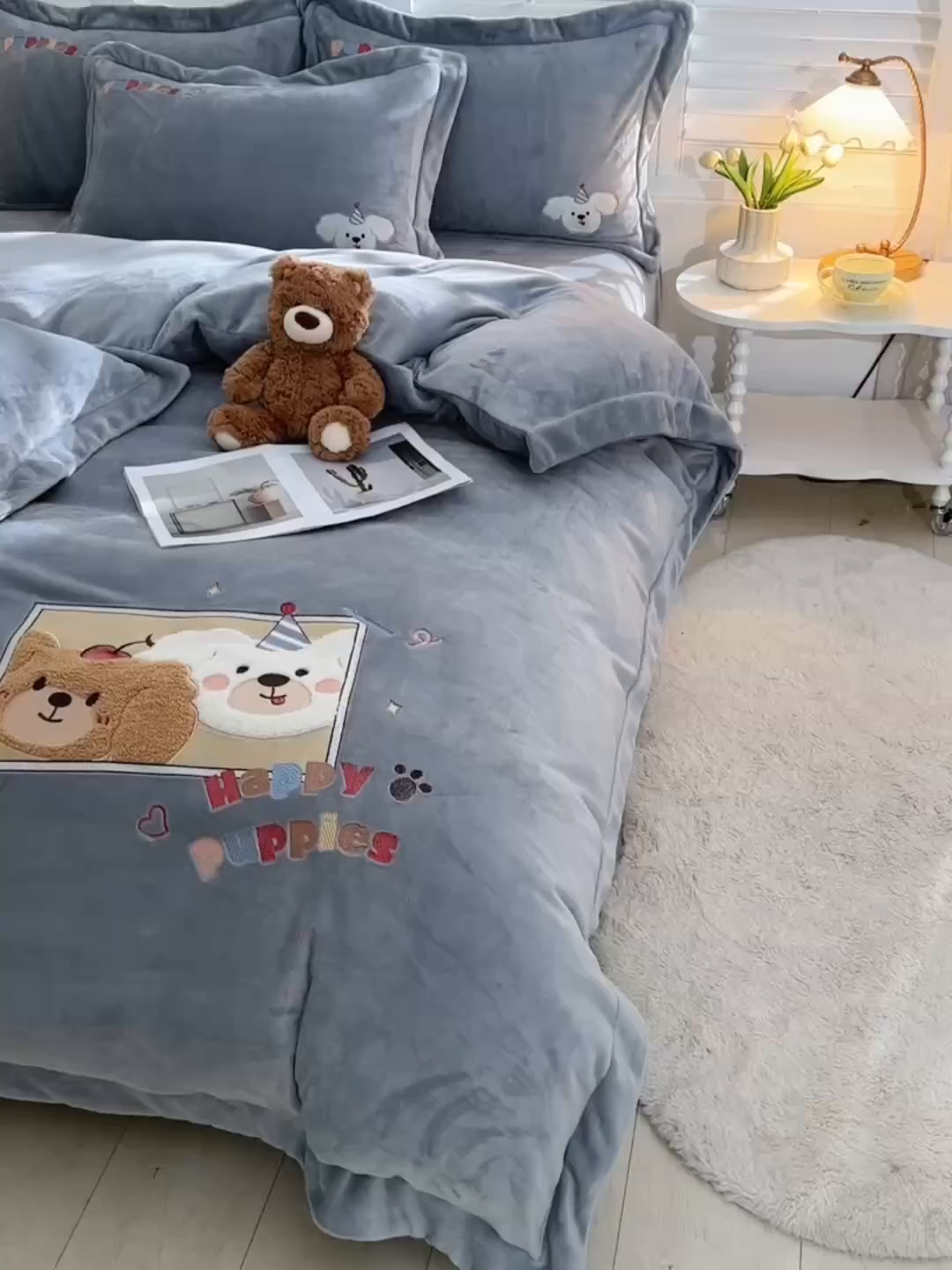 91家纺网 家纺一手货源 找家纺 金昱纺 2025新款230克柔软高克重牛奶绒贴布绣四件套 可爱联盟-冷灰