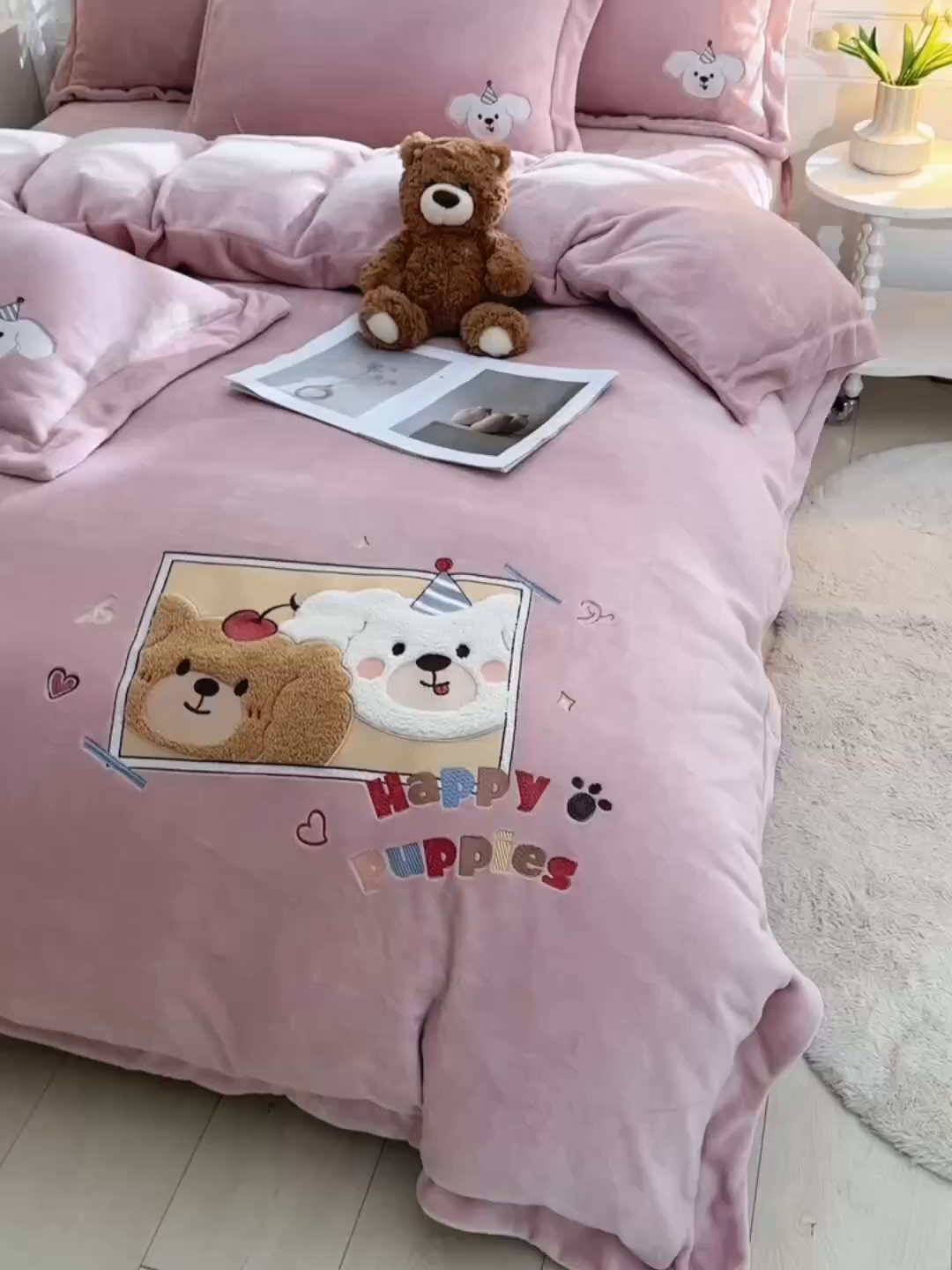 91家纺网 家纺一手货源 找家纺 金昱纺 2025新款230克柔软高克重牛奶绒贴布绣四件套 可爱联盟-浅灰粉