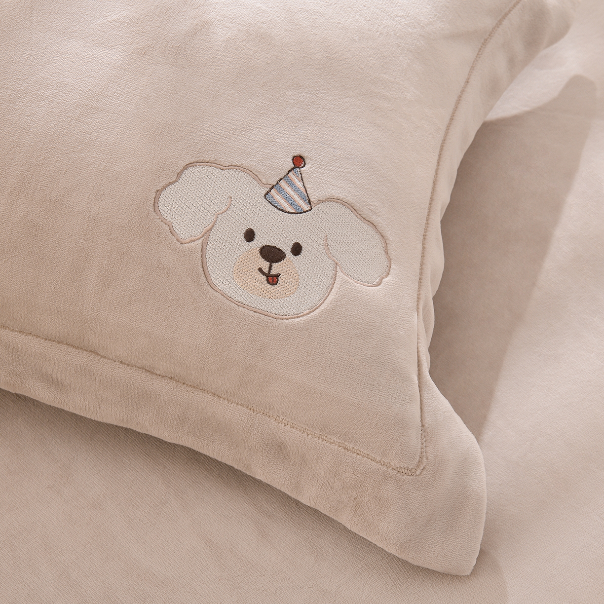 91家纺网 家纺一手货源 找家纺 （总）金昱纺 2025新款230克柔软高克重牛奶绒贴布绣四件套