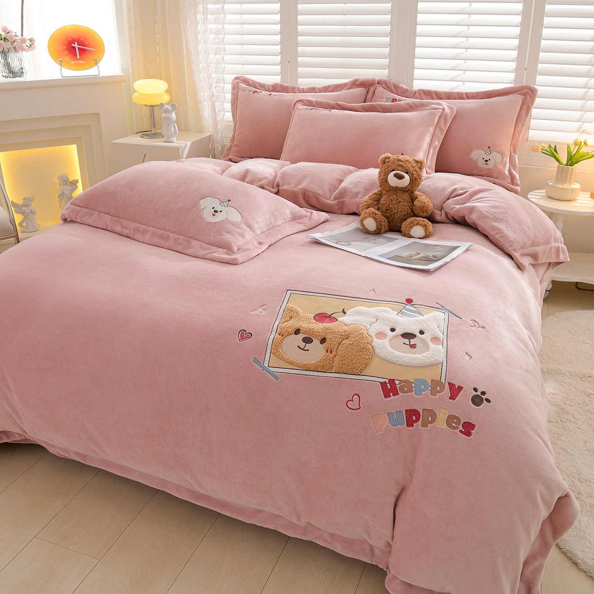 91家纺网 家纺一手货源 找家纺 金昱纺 2025新款230克柔软高克重牛奶绒贴布绣四件套 可爱联盟-浅灰粉