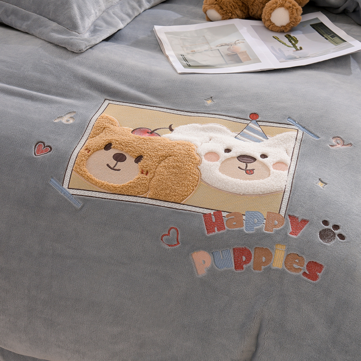 91家纺网 家纺一手货源 找家纺 金昱纺 2025新款230克柔软高克重牛奶绒贴布绣四件套 可爱联盟-冷灰