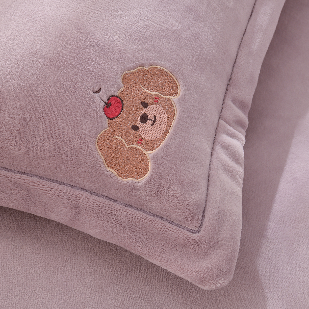 91家纺网 家纺一手货源 找家纺 金昱纺 2025新款230克柔软高克重牛奶绒贴布绣四件套 可爱联盟-浅紫