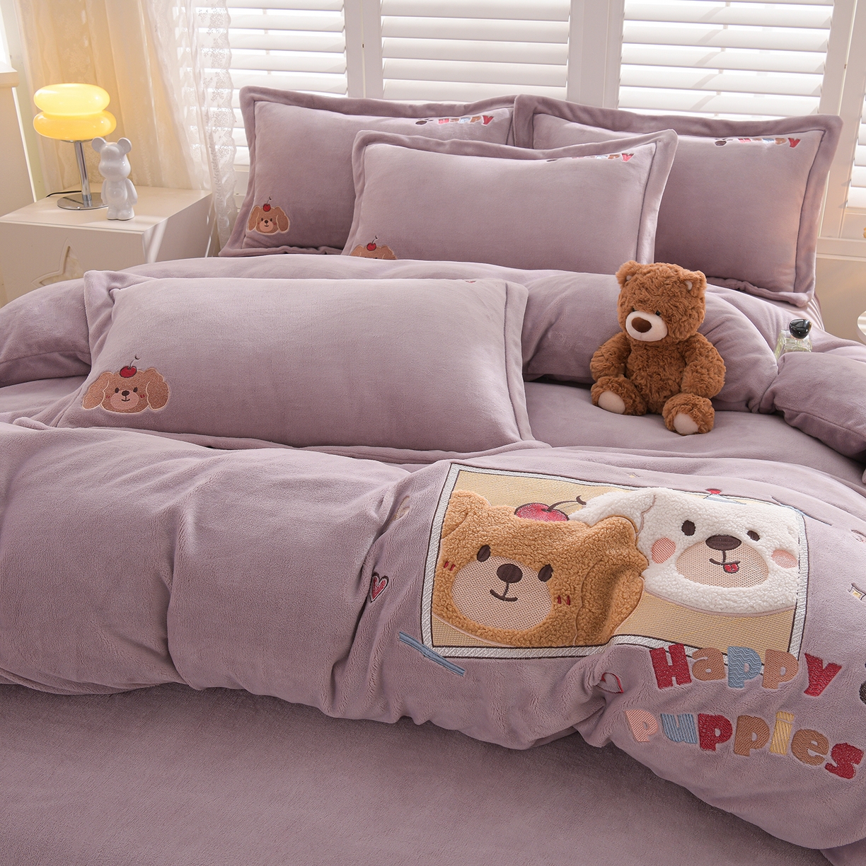 91家纺网 家纺一手货源 找家纺 金昱纺 2025新款230克柔软高克重牛奶绒贴布绣四件套 可爱联盟-浅紫