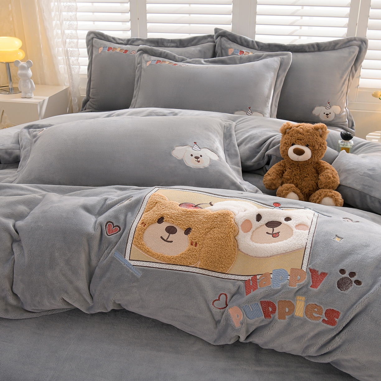 91家纺网 家纺一手货源 找家纺 金昱纺 2025新款230克柔软高克重牛奶绒贴布绣四件套 可爱联盟-冷灰