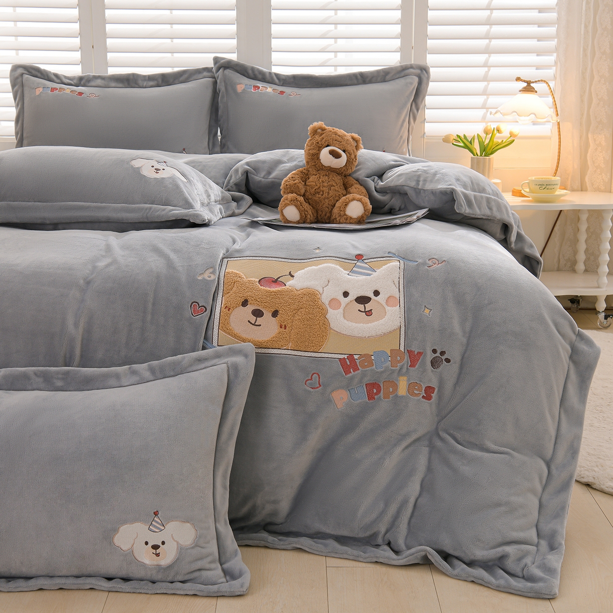 91家纺网 家纺一手货源 找家纺 金昱纺 2025新款230克柔软高克重牛奶绒贴布绣四件套 可爱联盟-冷灰