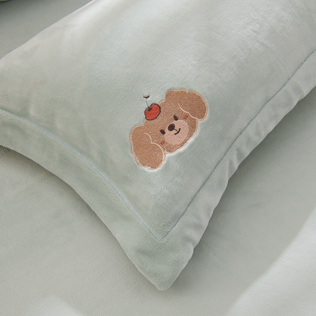 91家纺网 家纺一手货源 找家纺 金昱纺 2025新款230克柔软高克重牛奶绒贴布绣四件套 可爱联盟-浅蓝绿