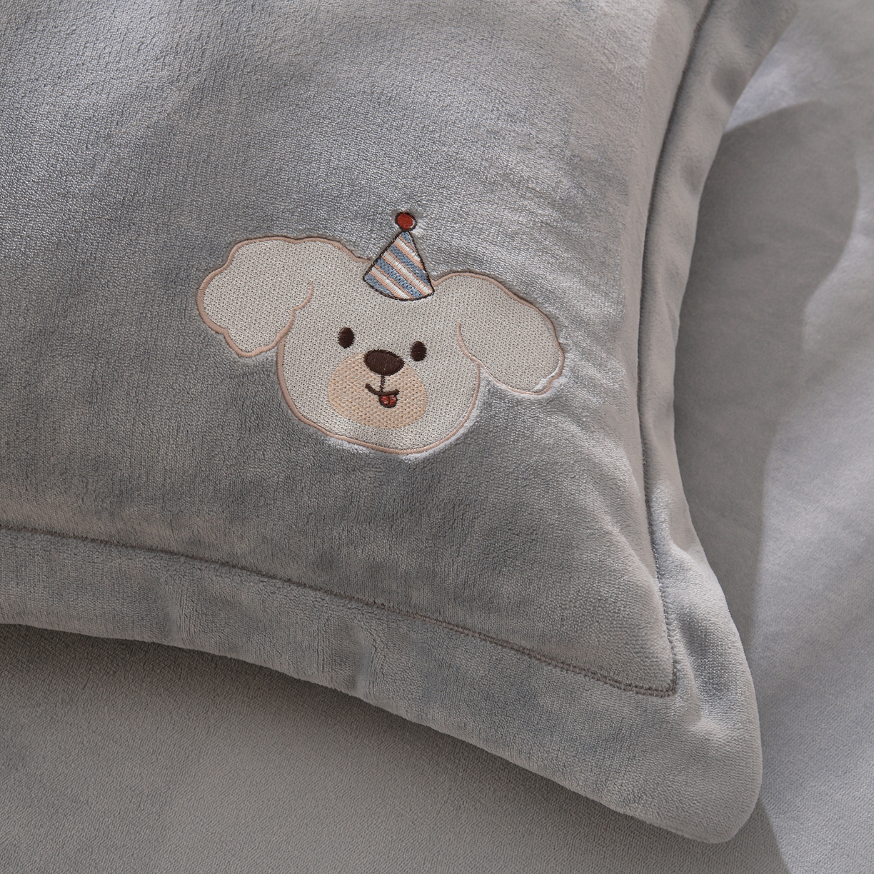 91家纺网 家纺一手货源 找家纺 金昱纺 2025新款230克柔软高克重牛奶绒贴布绣四件套 可爱联盟-冷灰