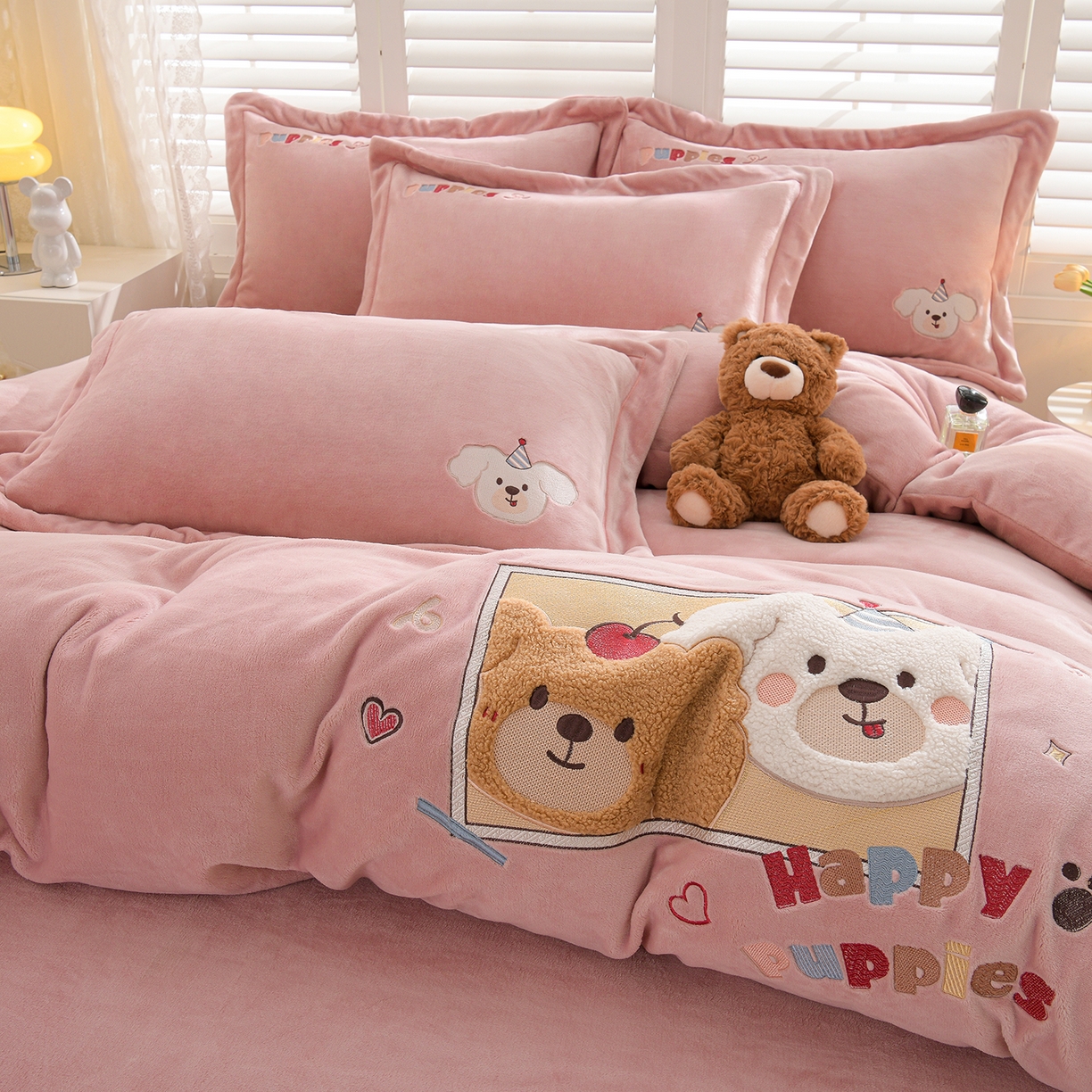 91家纺网 家纺一手货源 找家纺 金昱纺 2025新款230克柔软高克重牛奶绒贴布绣四件套 可爱联盟-浅灰粉