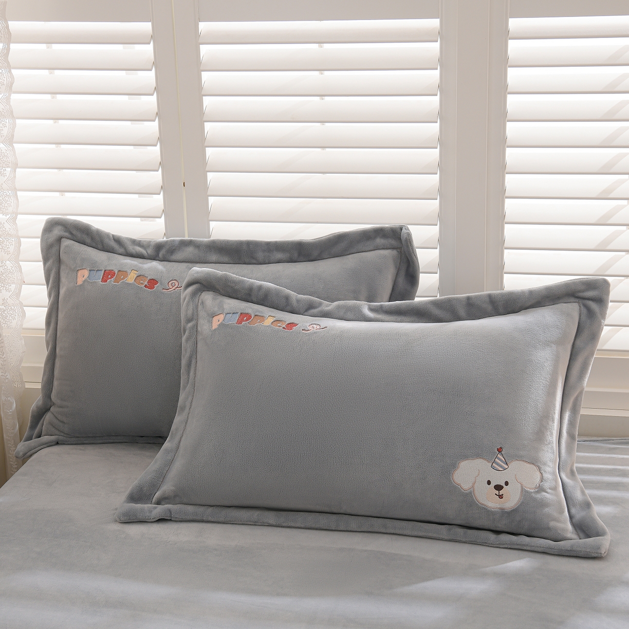 91家纺网 家纺一手货源 找家纺 金昱纺 2025新款230克柔软高克重牛奶绒贴布绣四件套 可爱联盟-冷灰