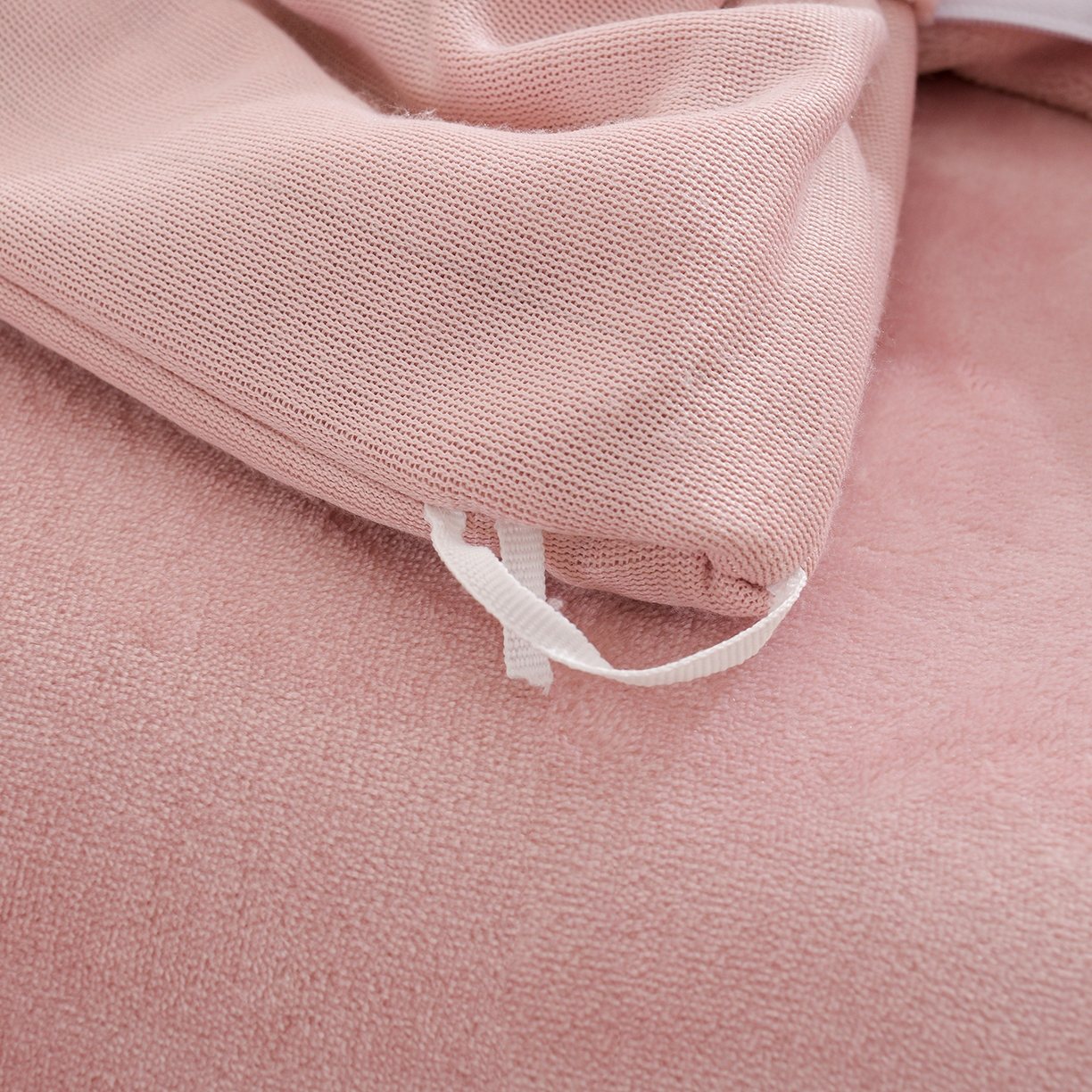 91家纺网 家纺一手货源 找家纺 金昱纺 2025新款230克柔软高克重牛奶绒贴布绣四件套 可爱联盟-浅灰粉