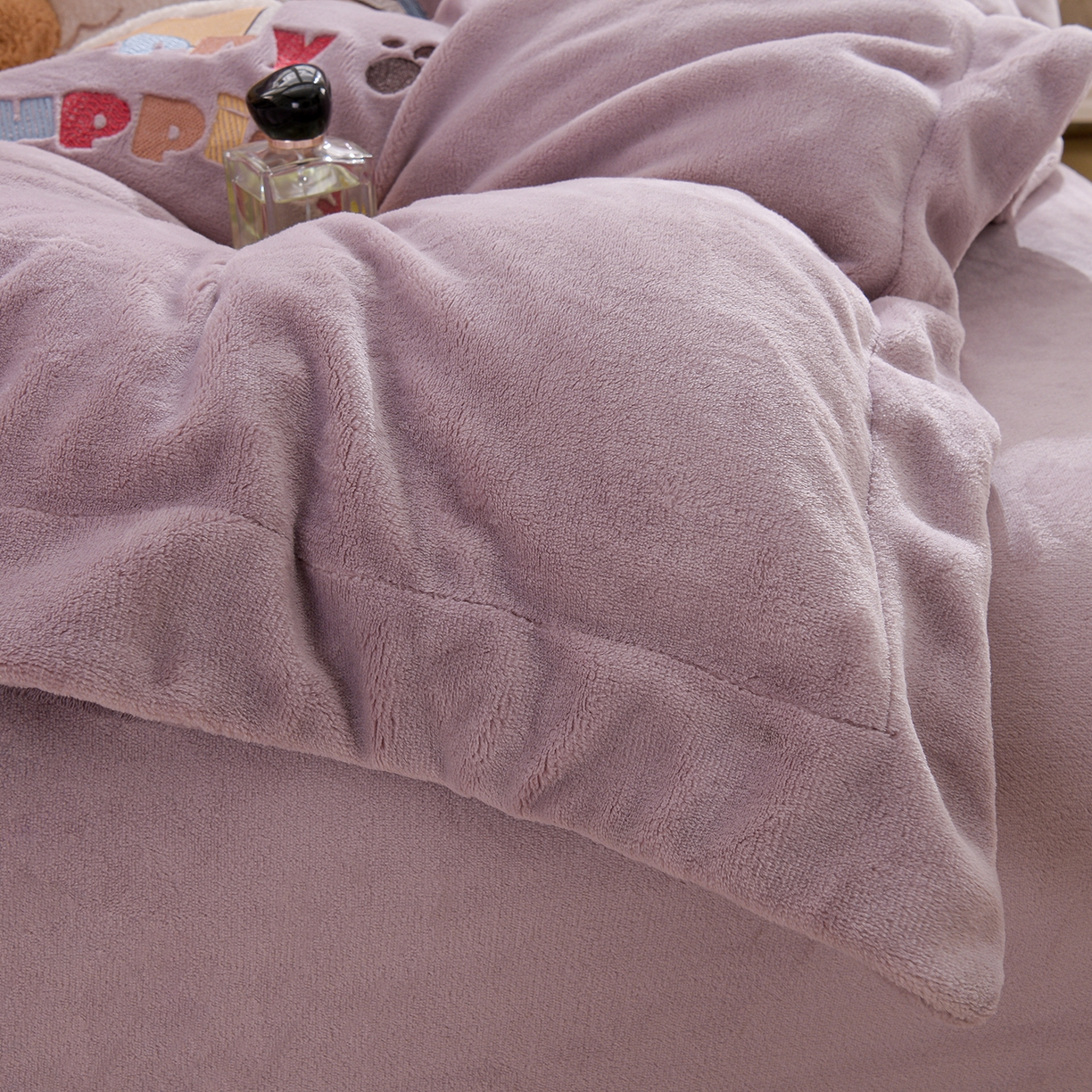 91家纺网 家纺一手货源 找家纺 金昱纺 2025新款230克柔软高克重牛奶绒贴布绣四件套 可爱联盟-浅紫