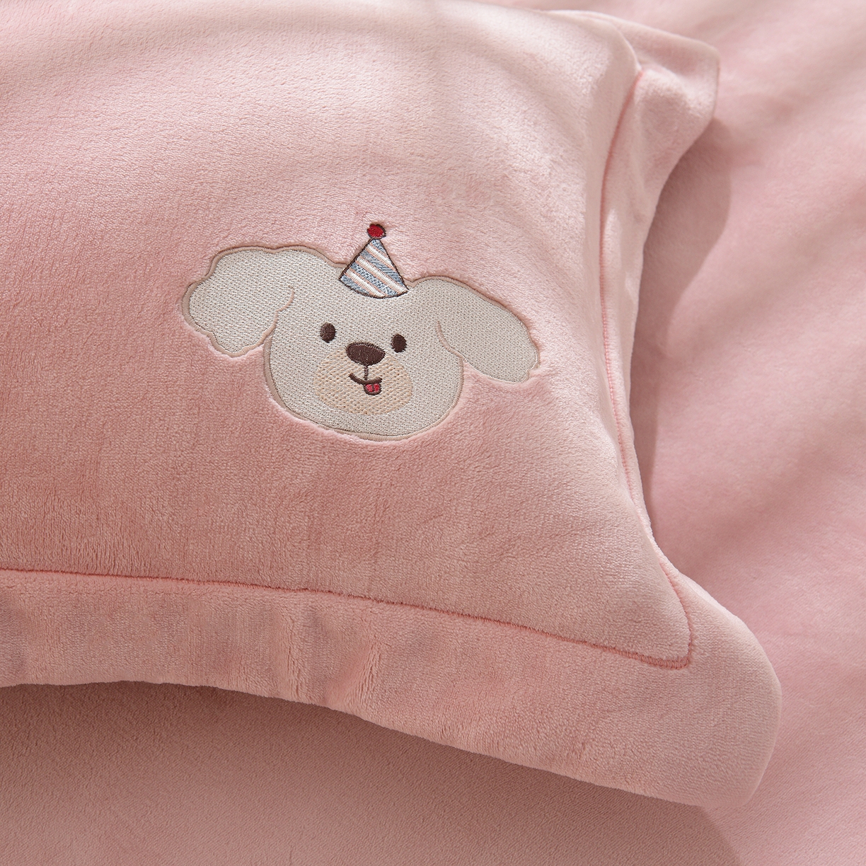 91家纺网 家纺一手货源 找家纺 金昱纺 2025新款230克柔软高克重牛奶绒贴布绣四件套 可爱联盟-浅灰粉