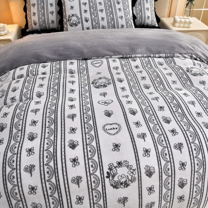 91家纺网 家纺一手货源 找家纺 曼尼 2025新款韩版花边牛奶绒四件套 韩版-英伦时尚