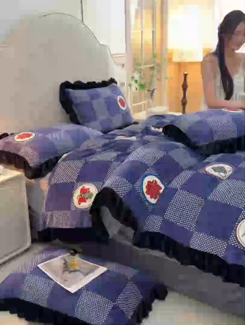 91家纺网 家纺一手货源 找家纺 曼尼 2025新款韩版花边牛奶绒四件套 韩版-棋盘格