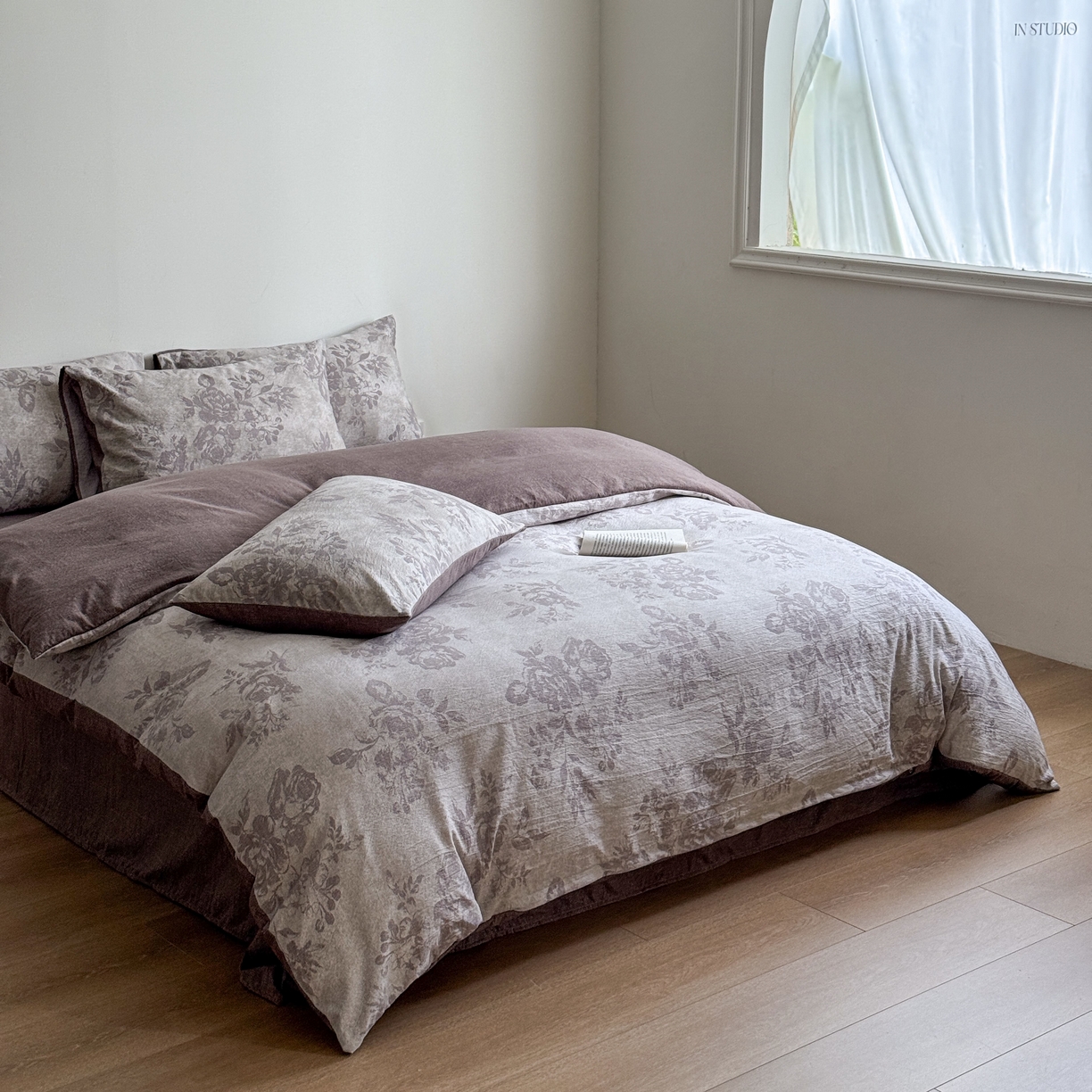 91家纺网 家纺一手货源 找家纺 优贝家纺 秋冬新品加厚高克重原麻复古水洗亚麻棉麻皱皱纱印花四件套 风木槿-咖 