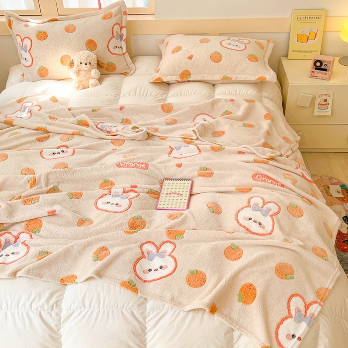 91家纺网 家纺一手货源 找家纺 川悦生活 2025新款高克重双面雪花绒印花毛毯三件套 毛毯橘兔