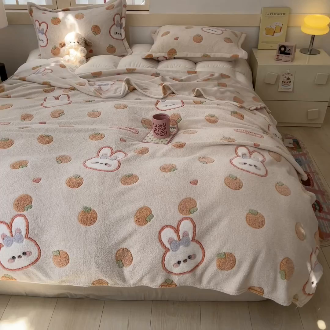 91家纺网 家纺一手货源 找家纺 川悦生活 2025新款高克重双面雪花绒印花毛毯三件套 毛毯橘兔