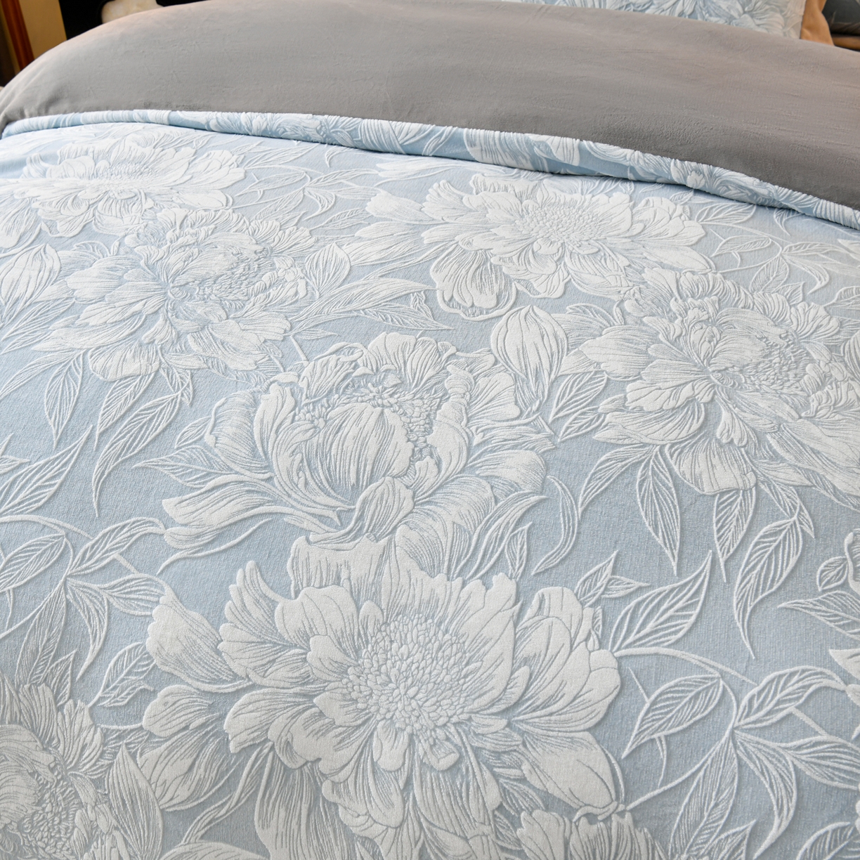 91家纺网 家纺一手货源 找家纺 湘雪家居  2025新款高克重雕花牛奶绒四件套 梦娜-宾利兰