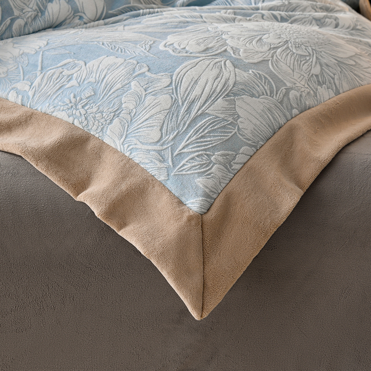 91家纺网 家纺一手货源 找家纺 湘雪家居  2025新款高克重雕花牛奶绒四件套 梦娜-宾利兰