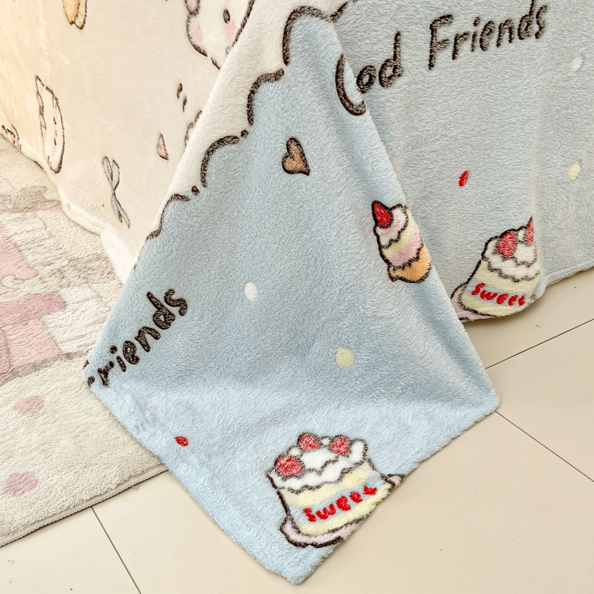 91家纺网 家纺一手货源 找家纺 川悦生活 2025新款高克重双面雪花绒印花毛毯三件套 毛毯快乐派对