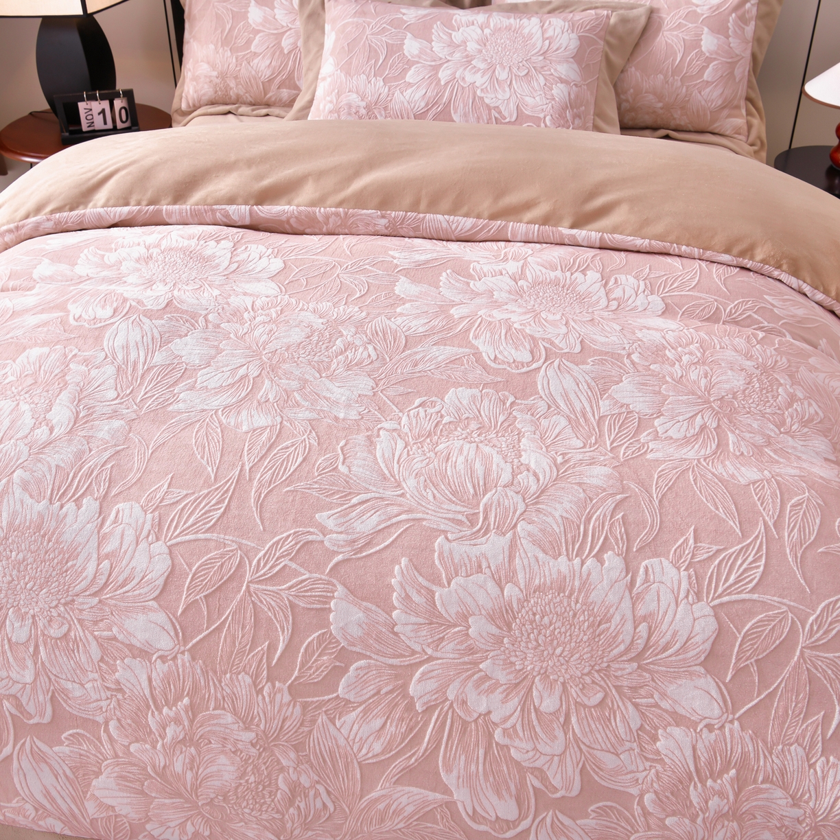 91家纺网 家纺一手货源 找家纺 湘雪家居  2025新款高克重雕花牛奶绒四件套 梦娜-黛玉粉