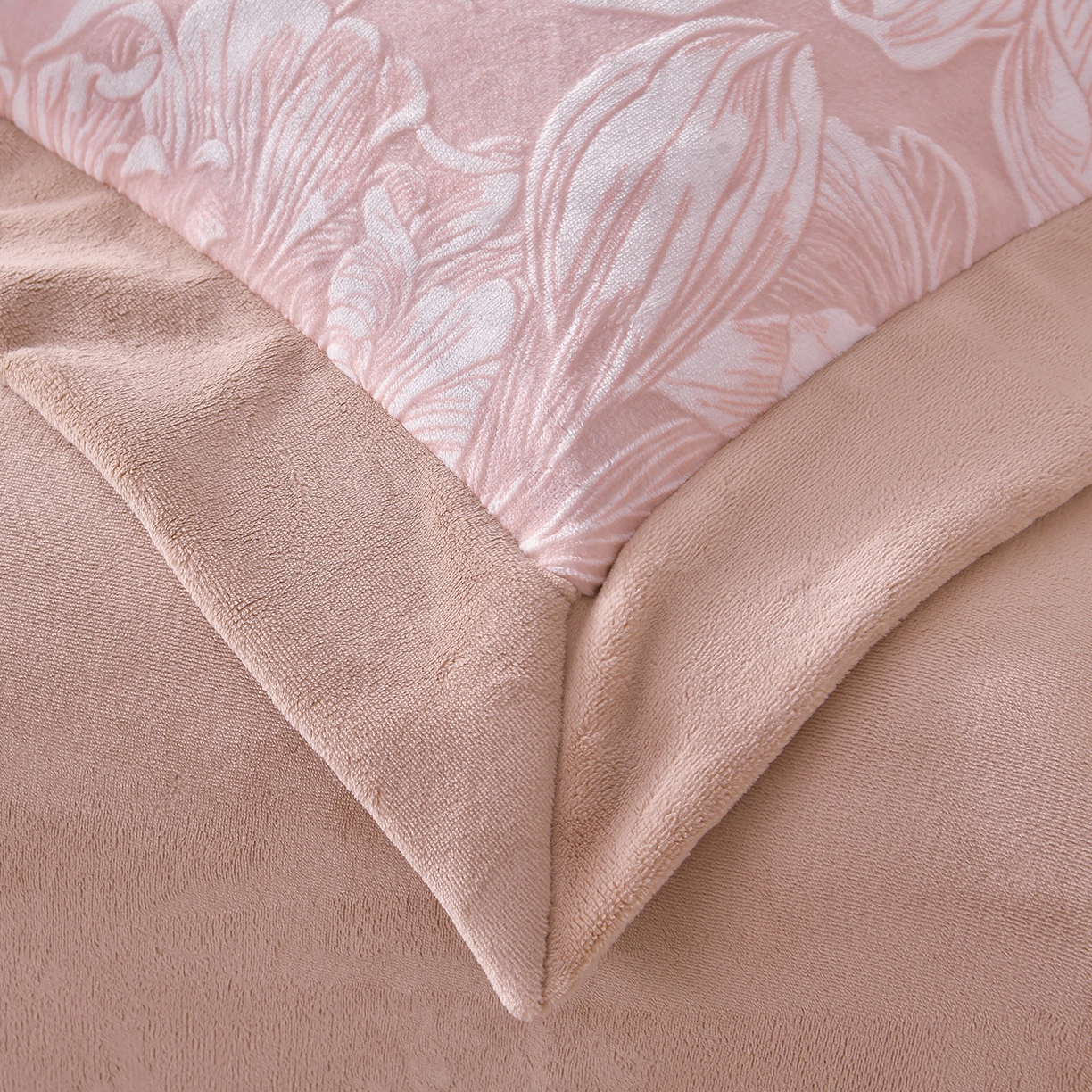 91家纺网 家纺一手货源 找家纺 湘雪家居  2025新款高克重雕花牛奶绒四件套 梦娜-黛玉粉