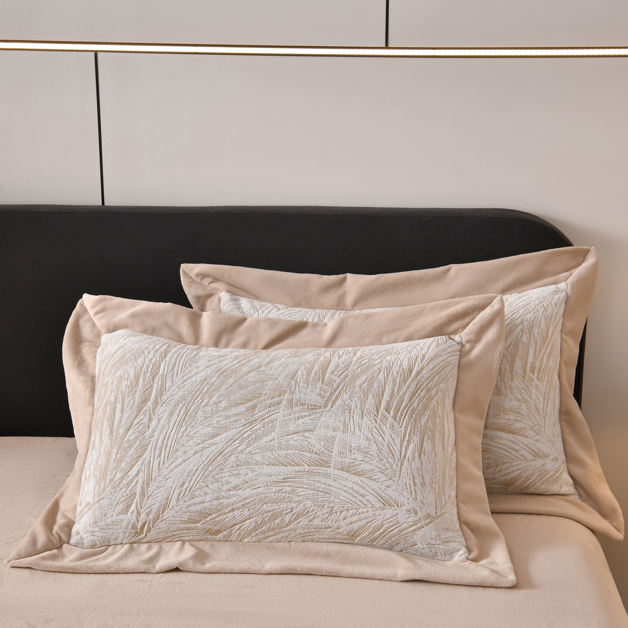 91家纺网 家纺一手货源 找家纺 湘雪家居  2025新款高克重雕花牛奶绒四件套 梦娜-芦苇咖