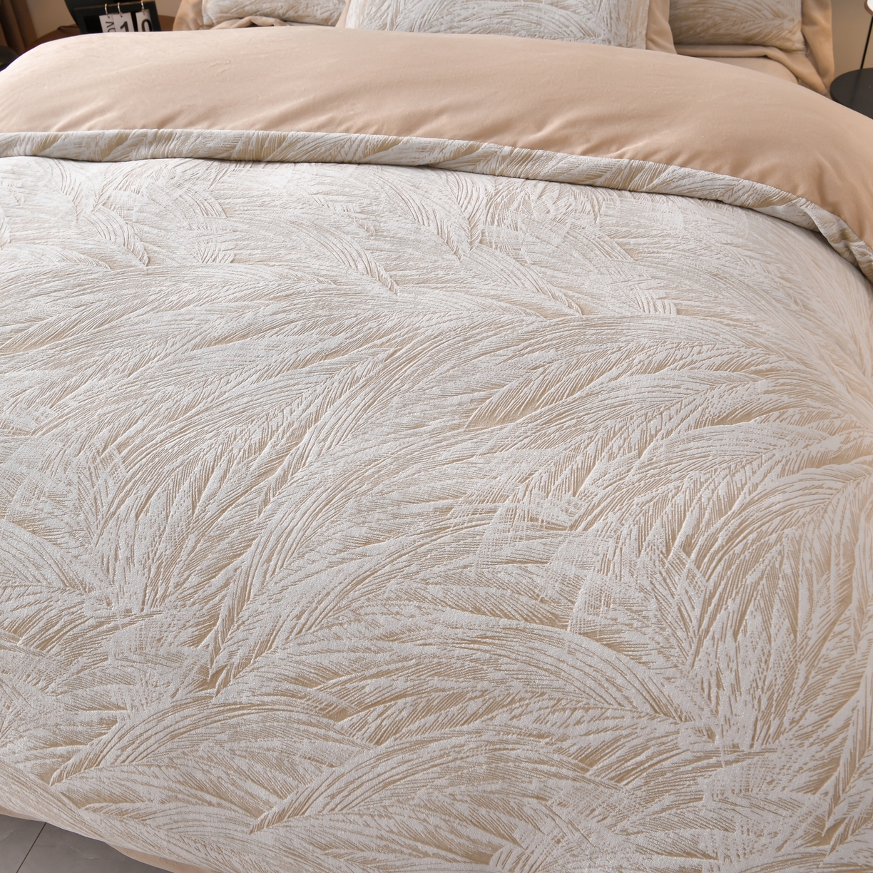 91家纺网 家纺一手货源 找家纺 湘雪家居  2025新款高克重雕花牛奶绒四件套 梦娜-芦苇咖