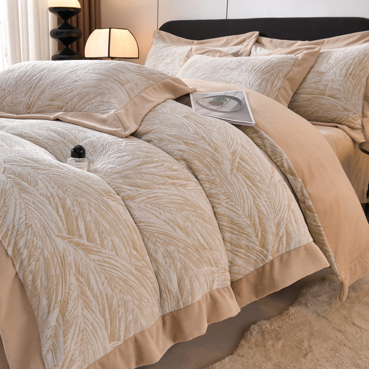 91家纺网 家纺一手货源 找家纺 湘雪家居  2025新款高克重雕花牛奶绒四件套 梦娜-芦苇咖