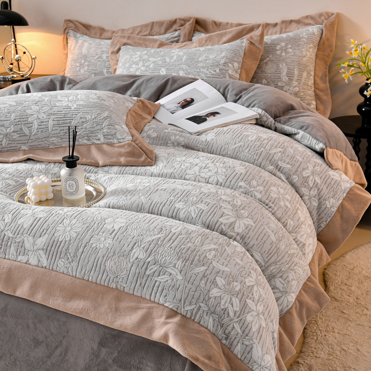 91家纺网 家纺一手货源 找家纺 湘雪家居  2025新款高克重雕花牛奶绒四件套 霜雪款-繁枝花开