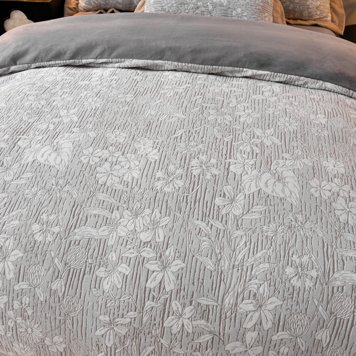 91家纺网 家纺一手货源 找家纺 湘雪家居  2025新款高克重雕花牛奶绒四件套 霜雪款-繁枝花开