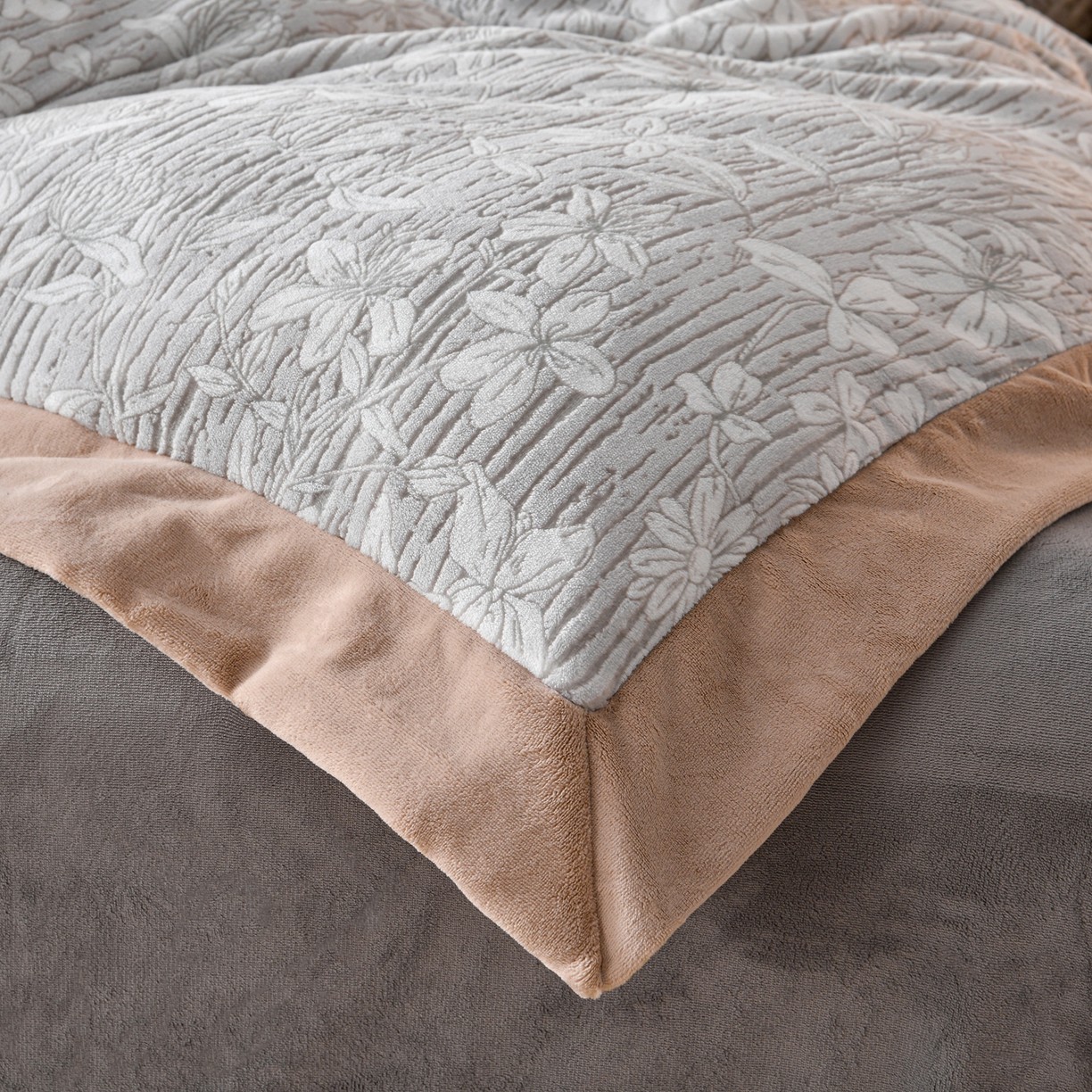 91家纺网 家纺一手货源 找家纺 湘雪家居  2025新款高克重雕花牛奶绒四件套 霜雪款-繁枝花开