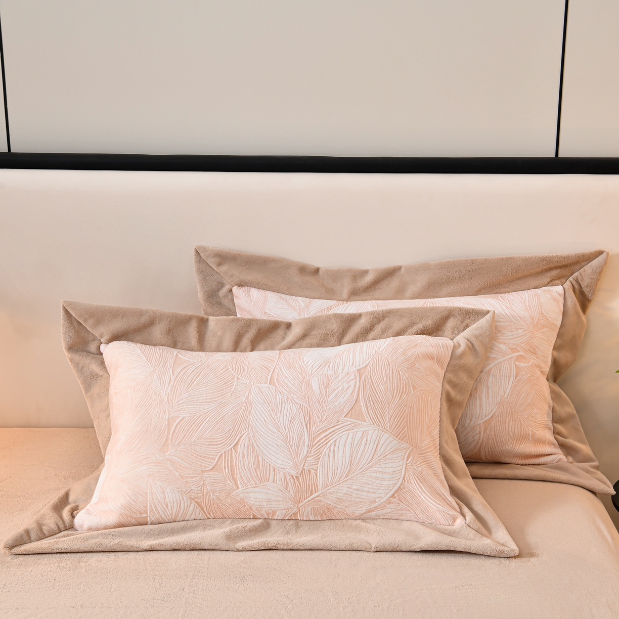 91家纺网 家纺一手货源 找家纺 湘雪家居  2025新款高克重雕花牛奶绒四件套 霜雪款-粉玉色