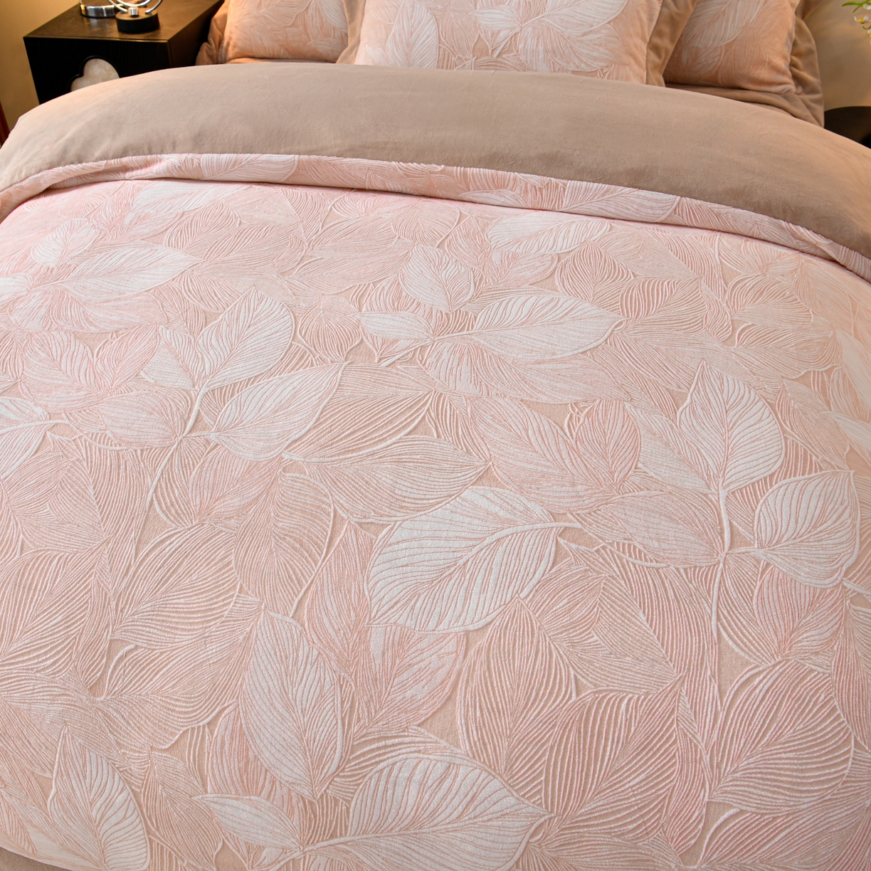 91家纺网 家纺一手货源 找家纺 湘雪家居  2025新款高克重雕花牛奶绒四件套 霜雪款-粉玉色