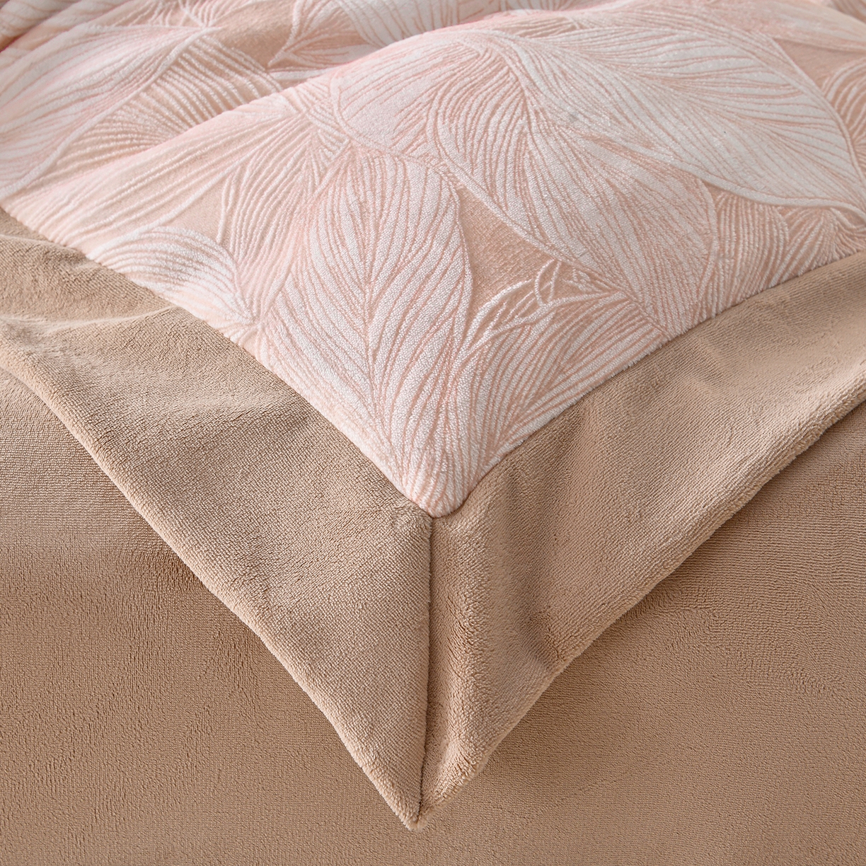 91家纺网 家纺一手货源 找家纺 湘雪家居  2025新款高克重雕花牛奶绒四件套 霜雪款-粉玉色