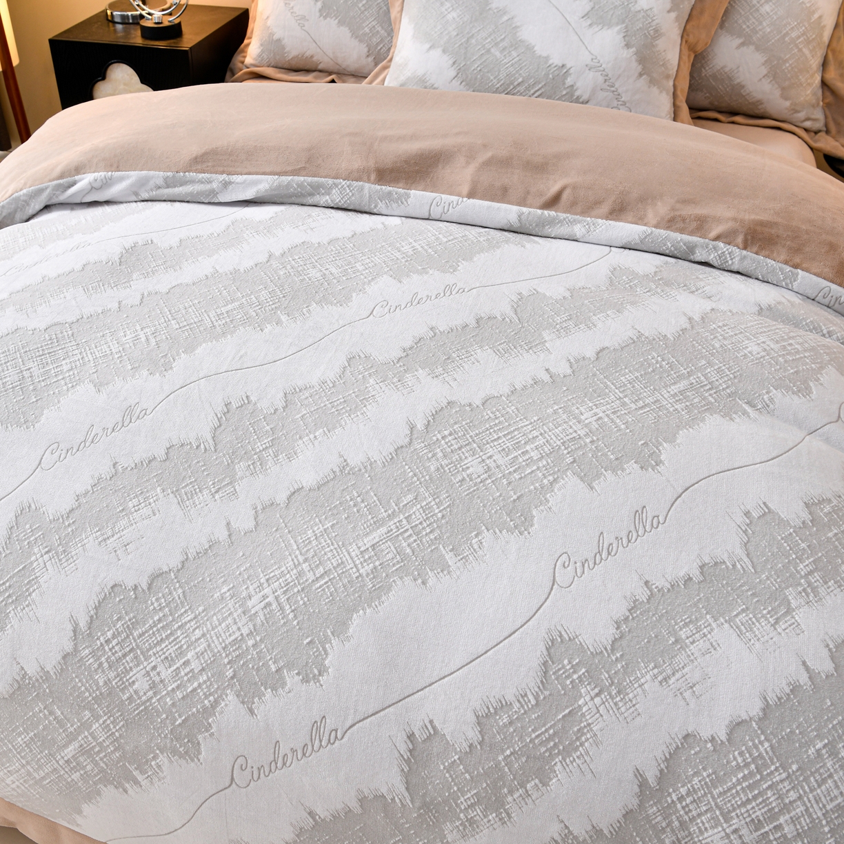 91家纺网 家纺一手货源 找家纺 湘雪家居  2025新款高克重雕花牛奶绒四件套 霜雪款-复古灰