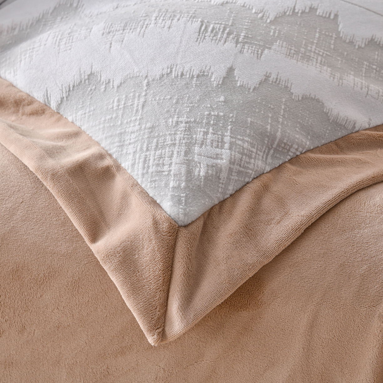 91家纺网 家纺一手货源 找家纺 湘雪家居  2025新款高克重雕花牛奶绒四件套 霜雪款-复古灰