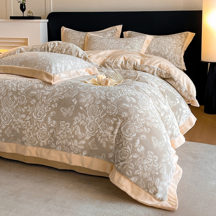 91家纺网 家纺一手货源 找家纺 （总）民新家纺 2025新款牛奶绒宽包边雕花四件套