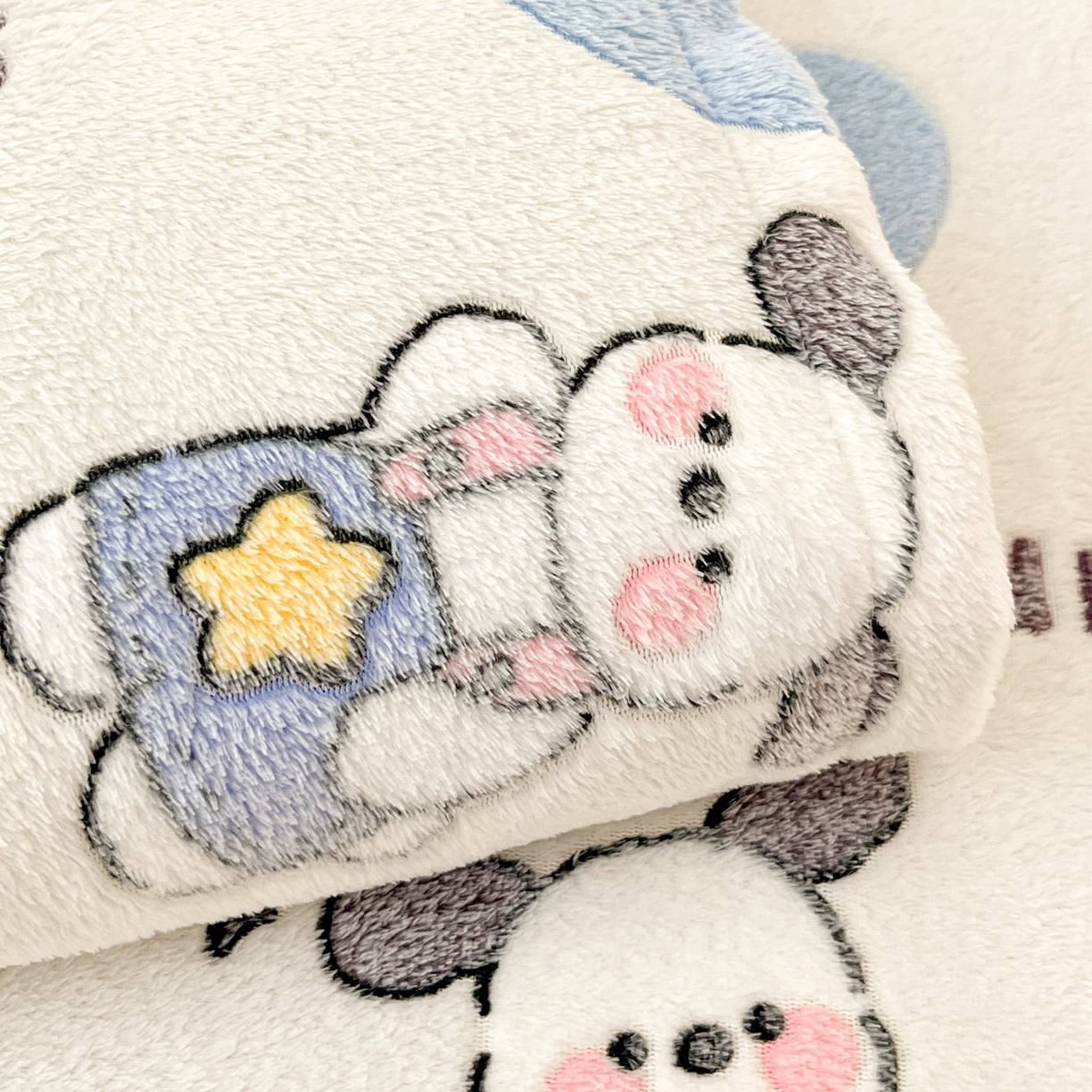 91家纺网 家纺一手货源 找家纺 川悦生活 2025新款高克重双面雪花绒印花毛毯三件套 毛毯快乐西高地